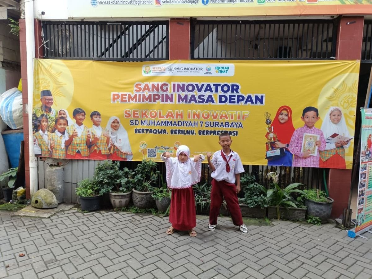 Murid SD Muhammadiyah 7 Surabaya dalam salah satu kegiatan pembelajaran (Foto: Yusdwiya/PWMU.CO)