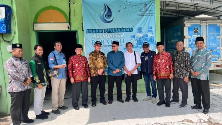 Rombongan PWM Jatim melihat pabrik air minum dalam kemasan milik Pondok Pesantren Muhammadiyah Kwala Madu Kabupaten Langkat (Foto: Al-Farizi/PWMU.CO)