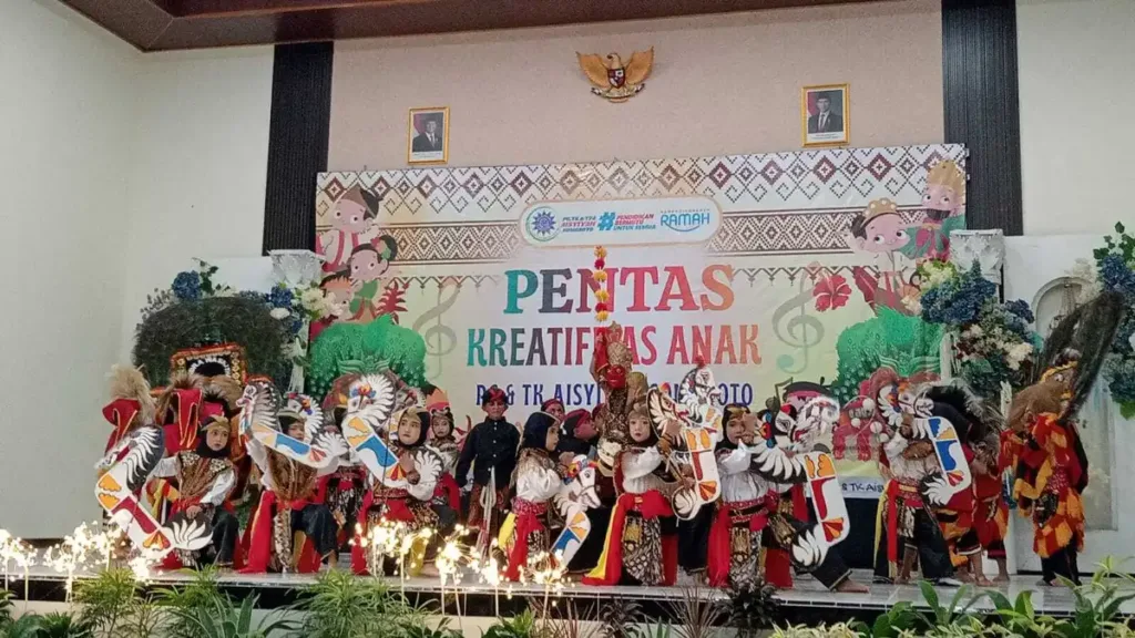 Reog Mini Meriahkan Pentas Kreativitas TK Aisyiyah Somoroto