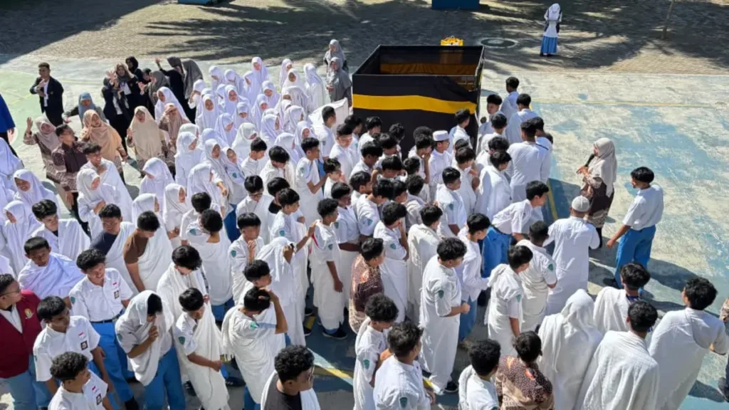 SMA Muhammadiyah 3 Jember Kenalkan Tata Cara Haji Lewat Praktik Manasik