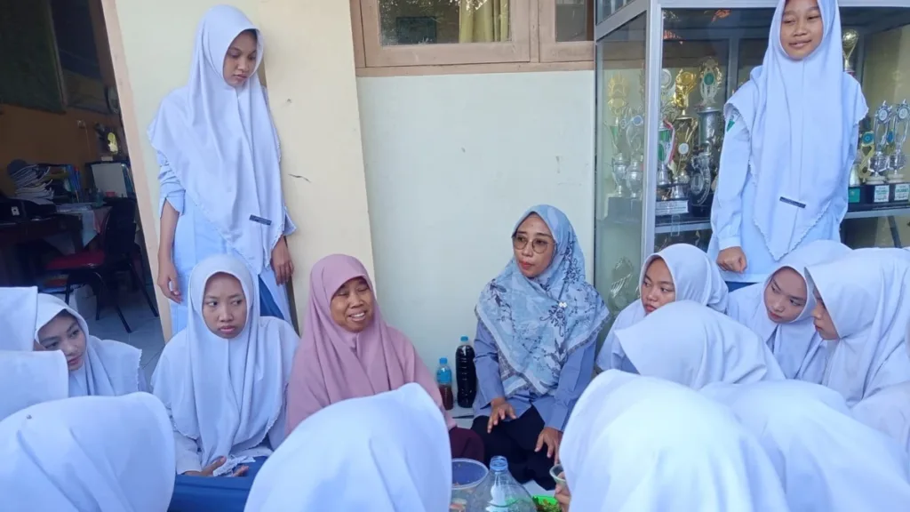 Siswa Mamsaka Paciran Olah Eco Enzyme Menjadi Sabun Ramah Lingkungan