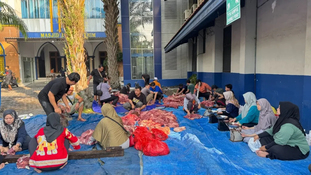 Sivitas Akademika Umsida Gelar Kurban dan Distribusi Daging untuk Masyarakat