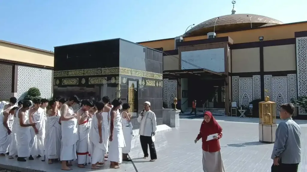 Talbiyah Bergema, Siswa Smamsatu Ikuti Manasik Haji