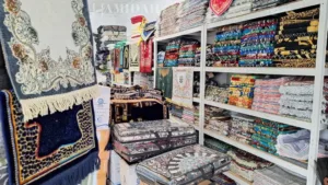 Menjamurnya Bisnis Grosir Sajadah: Dampak Lonjakan Kuota Haji dan Umrah terhadap Ekonomi Lokal di Sekitar Embarkasi YIA