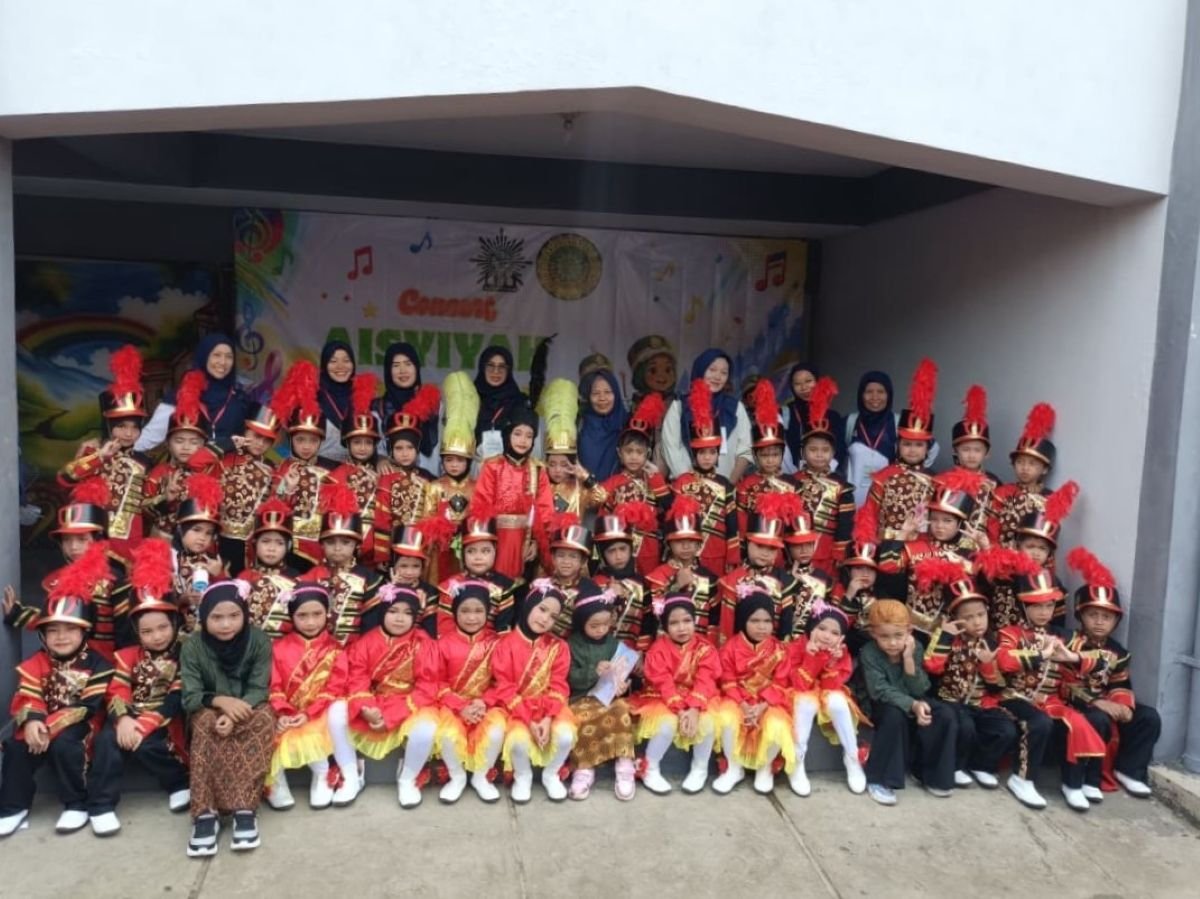 Rombongan TK Aisyiyah 64 dalam kejuaraan drumband yang diselenggarakan IGABA-PD Aisyiyah Kota Surabaya (Yusdwiya/PWMU.CO)