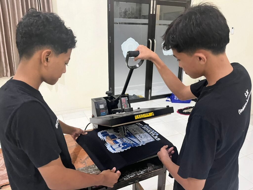 Unik! PSAJ Kelas IX SMPM Jipat Karangasem Dimulai dengan Praktik Sablon Kaos
