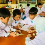 Murid Kelas I SD Mugres Belajar Alat Ukur Tidak Baku di Lab Sains Aurora