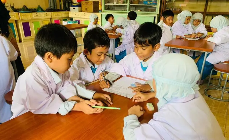 Murid Kelas I SD Mugres Belajar Alat Ukur Tidak Baku di Lab Sains Aurora