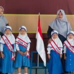 Latih Jiwa Kepemimpinan Sejak Dini, Murid TK ABA Karangasem 2 Paciran Jadi Petugas Upacara Setiap Senin