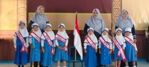 Latih Jiwa Kepemimpinan Sejak Dini, Murid TK ABA Karangasem 2 Paciran Jadi Petugas Upacara Setiap Senin