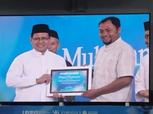 Kolaborasi Ortom dan AUM Berbuah Penghargaan untuk PCM Sawoo di Milad UMPO