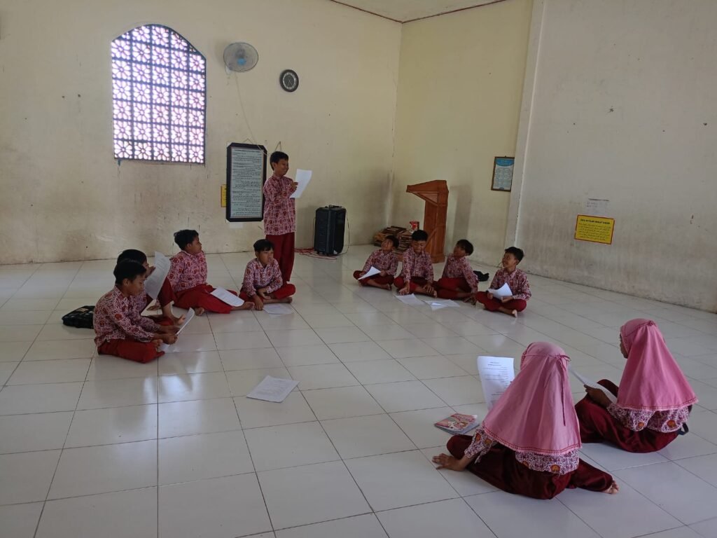 Siswa MIM 08 Pelangwot Laren, Unjuk Keberanian Khitobah Melalui Arabic Club