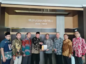 Terima Cendera Mata dari PWM Jatim, Prof Brian Yuliarto Apresiasi Konsistensi Majalah Matan