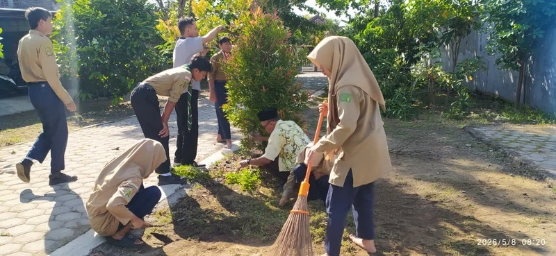 Gerakan ASRI di Hardiknas: Warga SMP Muhammadiyah 1 Blitar Wujudkan Sekolah Aman dan Resik 