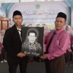 Santri Al-Ishlah Ini Ucapkan Terima Kasih lewat Hadiah Lukisan untuk Gurunya