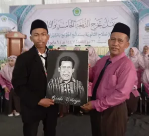 Santri Al-Ishlah Ini Ucapkan Terima Kasih lewat Hadiah Lukisan untuk Gurunya