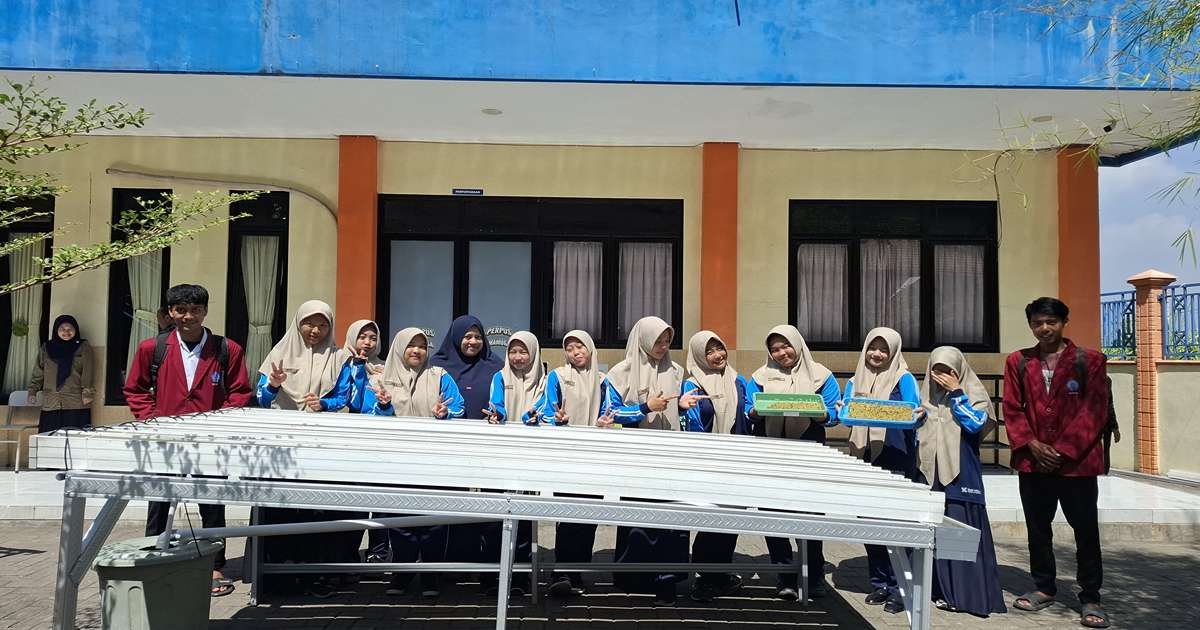 UMSIDA dan SMK Milan Bangun Instalasi Hidroponik untuk Edukasi dan Kewirausahaan Siswa