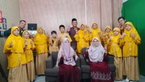Asah Bakat Literasi, 10 Jurnalis Cilik SD Muhammadiyah 22 Surabaya Kunjungi Studio TVMu Jatim 1