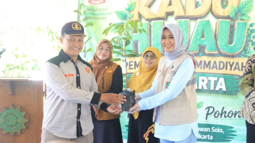 Semarak Milad ke-94, Pemuda Muhammadiyah Surakarta Tanam 94 Pohon di Bantaran Bengawan Solo