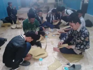 Co-curricular Ragam Budaya Nusantara, Siswa MadtsaMutu Antusias Membuat Aksesori Baju Adat NTT