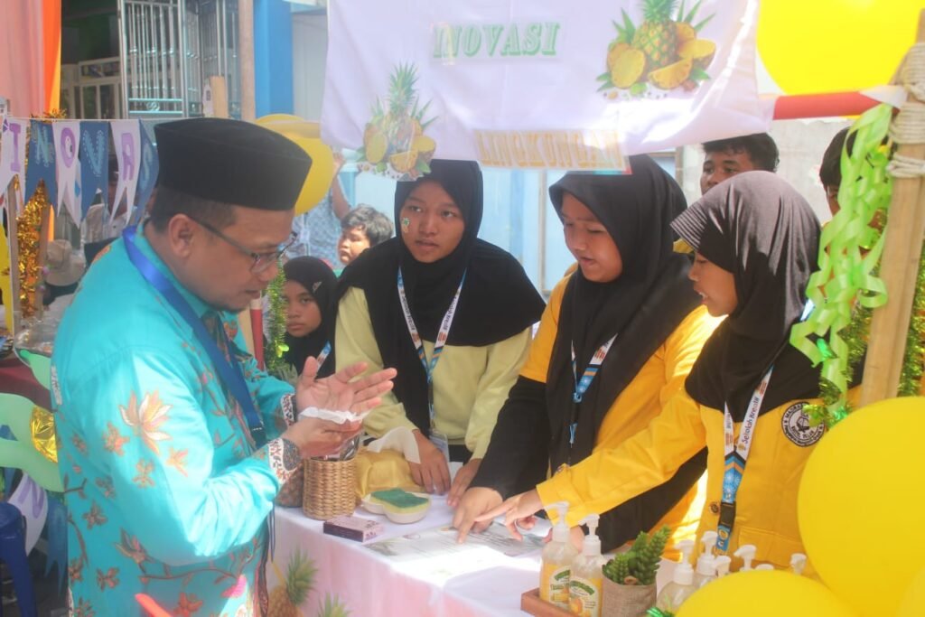 Panelis Kunjungi Stand Inovasi, Apresiasi Kreativitas dan Keberanian Siswa dalam Sidang Terbuka Tugas Akhir