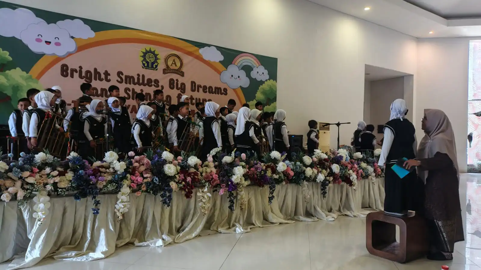 Dirigen Tim Angklung Lupa Kode, Guru TK ABA 38 Driyorejo Gresik Ini Sigap Menghampiri