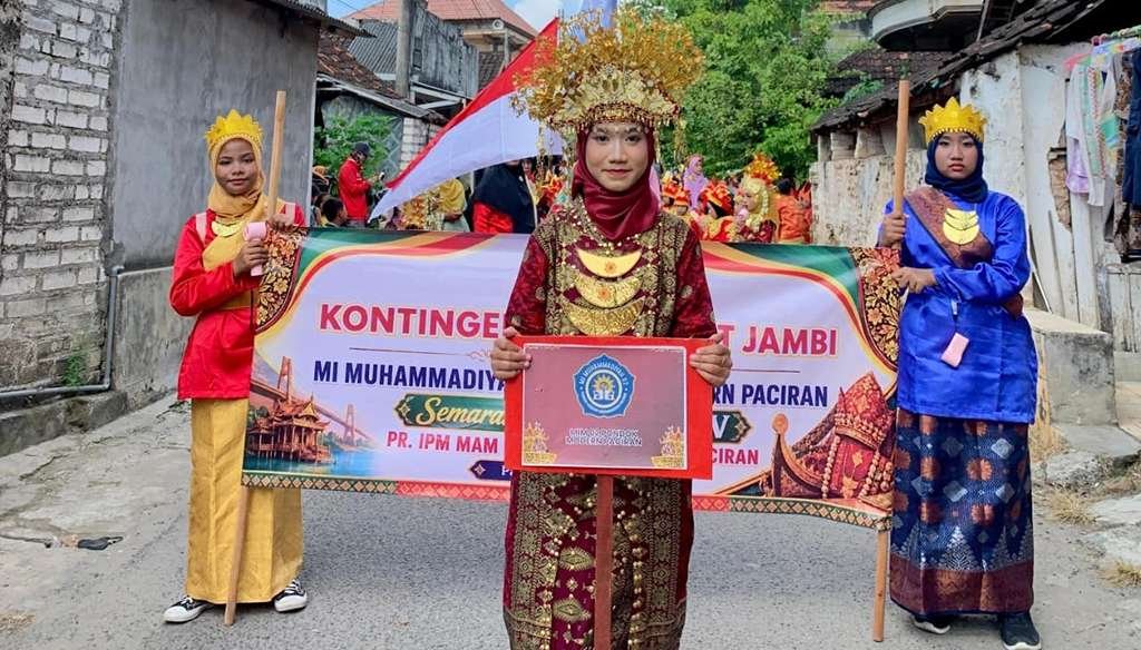 Semarak Kirab Budaya Nusantara, Siswa dan Guru MIMDA Tampil Memukau dengan Tampilan Pakaian Adat Jambi