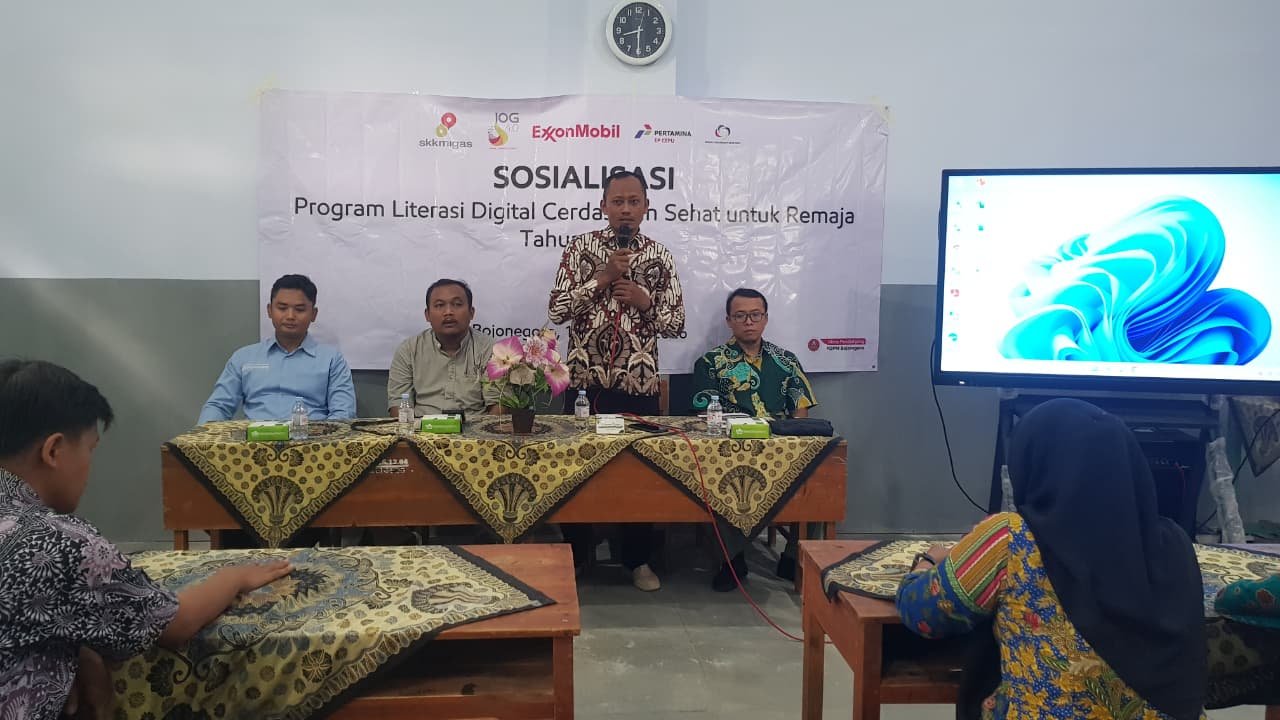 Sosialisasi Program Literasi Digital Cerdas dan Sehat untuk Remaja di SMK Muhammadiyah 4 Padangan