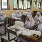 Kembangkan Pendidikan Berbasis Life Skill, MAM 1 Paciran Cetak Generasi Mandiri Lewat Produksi Mukena