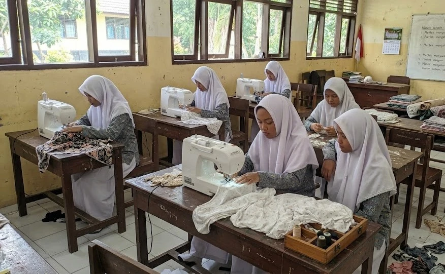 Kembangkan Pendidikan Berbasis Life Skill, MAM 1 Paciran Cetak Generasi Mandiri Lewat Produksi Mukena