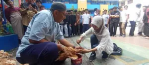Siswa Perempuan dan Guru Spemutu Ikut Ambil Bagian dalam Latihan Menyembelih Hewan Kurban