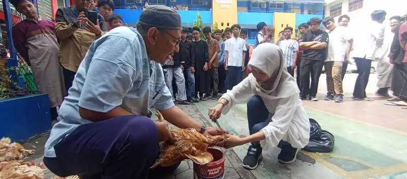 Siswa Perempuan dan Guru Spemutu Ikut Ambil Bagian dalam Latihan Menyembelih Hewan Kurban