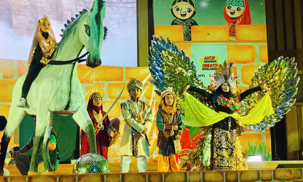 Menakjubkan! Siswa Sekolah Kreatif Baratajaya Belajar Jejak Kepemimpinan Islam Dunia Lewat Festival Anak Kreatif