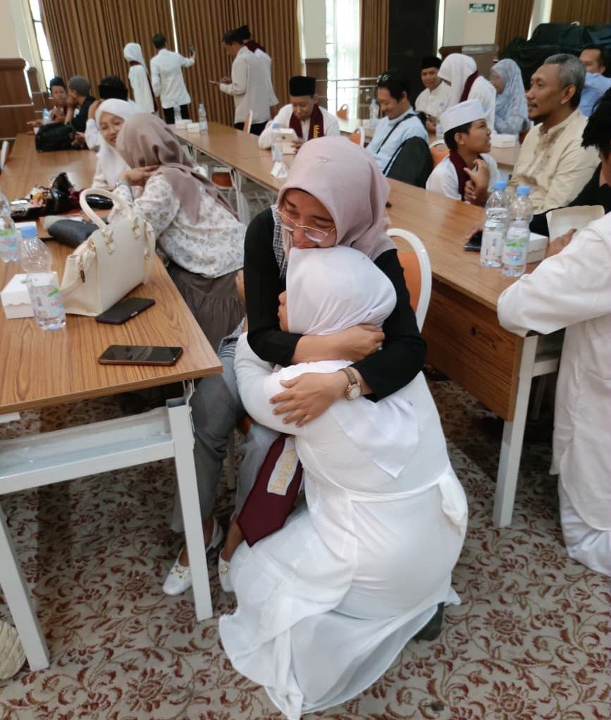 Kelayakan Spontan dan Derai Air Mata Warnai Wisuda ke-10 Tahfidz SMPM 4 Surabaya