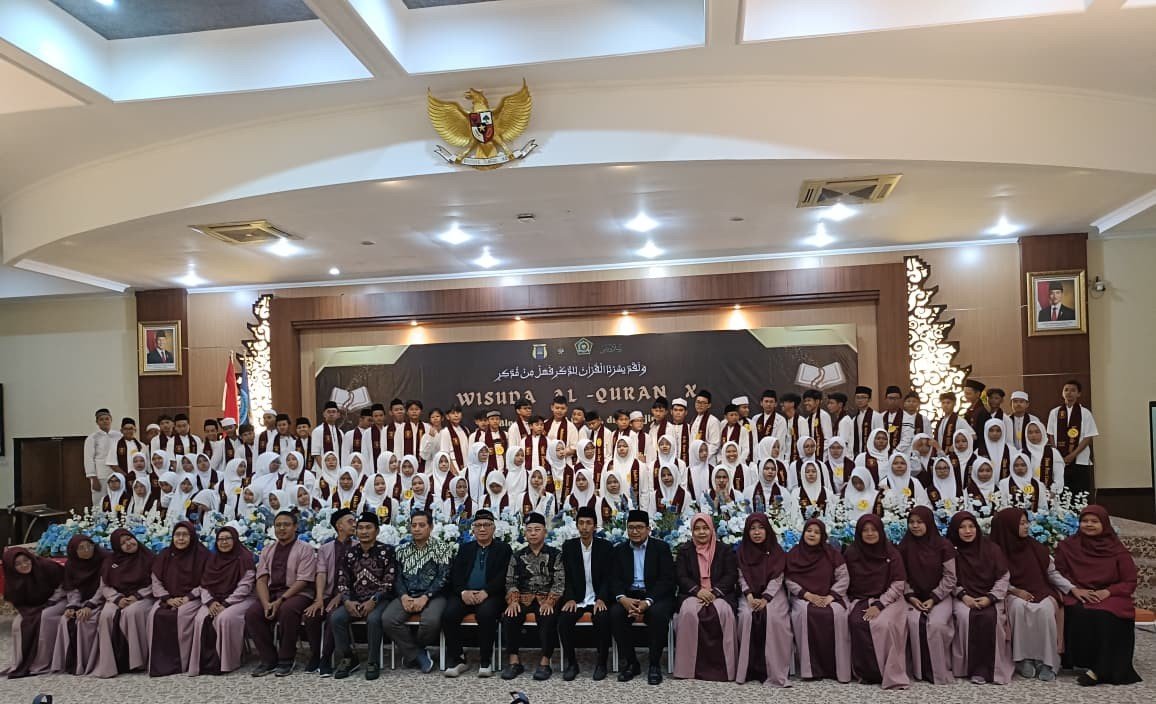 98 Siswa SMP Muhammadiyah 4 Surabaya berfoto bersama dalam acara Wisuda Tahfidz ke-10 (Foto: Yusdwiya/PWMU.CO)