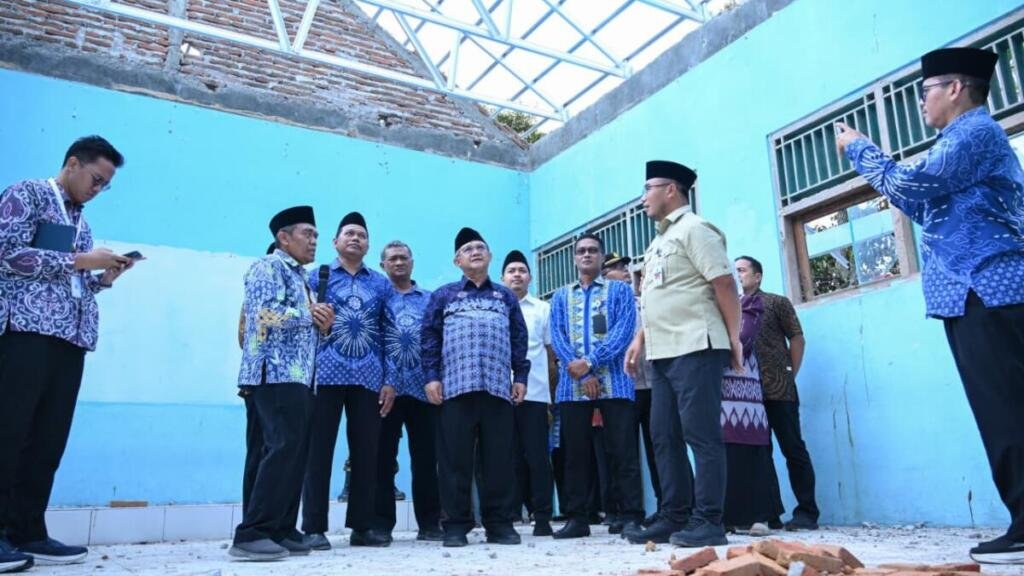 Abdul Mu’ti Tinjau MTs Muhammadiyah 4 Bulu yang Atapnya Roboh