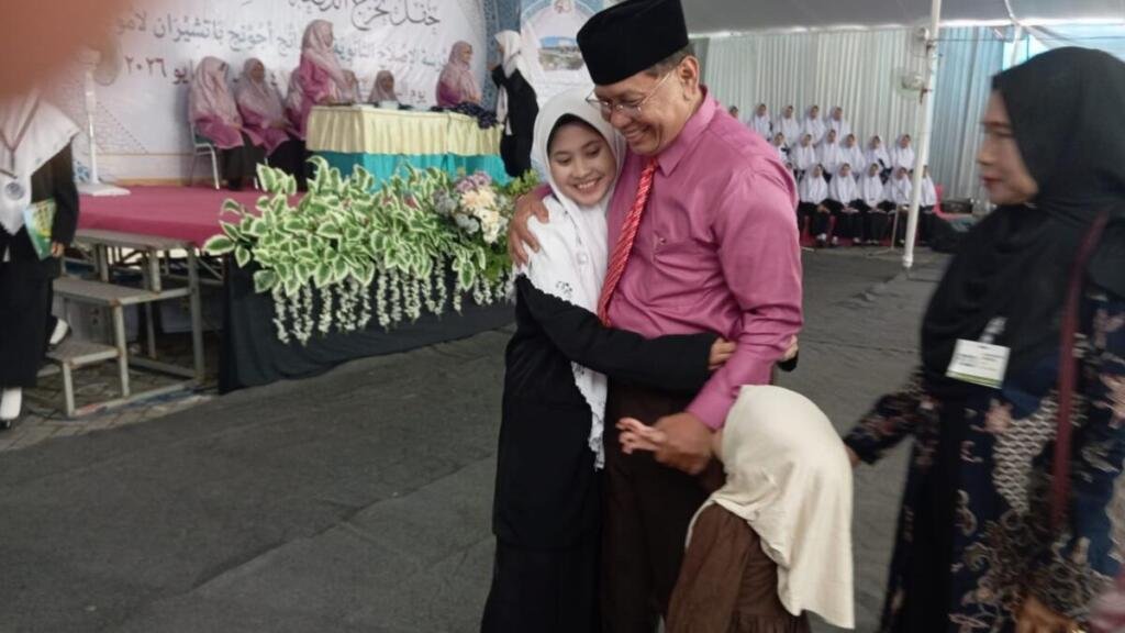 Ada Pelukan dan Ciuman Rindu di Pelepasan Santri MA Al-Ishlah