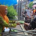 Aisyiyah Balongpanggang Gaungkan Green iduladha, Daging Kurban Dibagikan dengan Besek Bambu