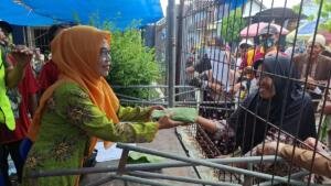 Aisyiyah Balongpanggang Gaungkan Green iduladha, Daging Kurban Dibagikan dengan Besek Bambu
