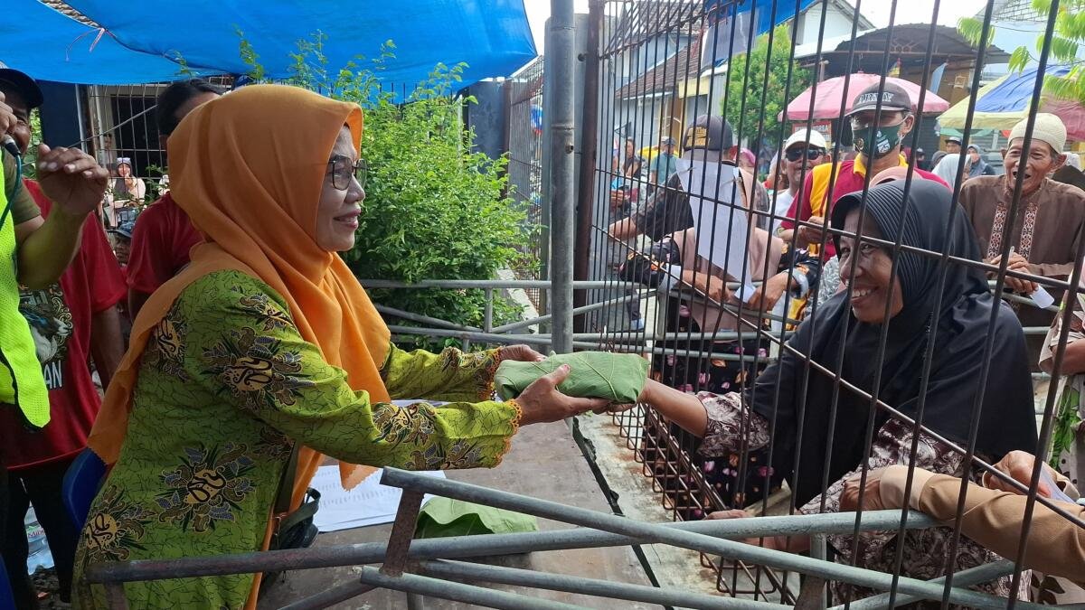 Aisyiyah Balongpanggang Gaungkan Green iduladha, Daging Kurban Dibagikan dengan Besek Bambu