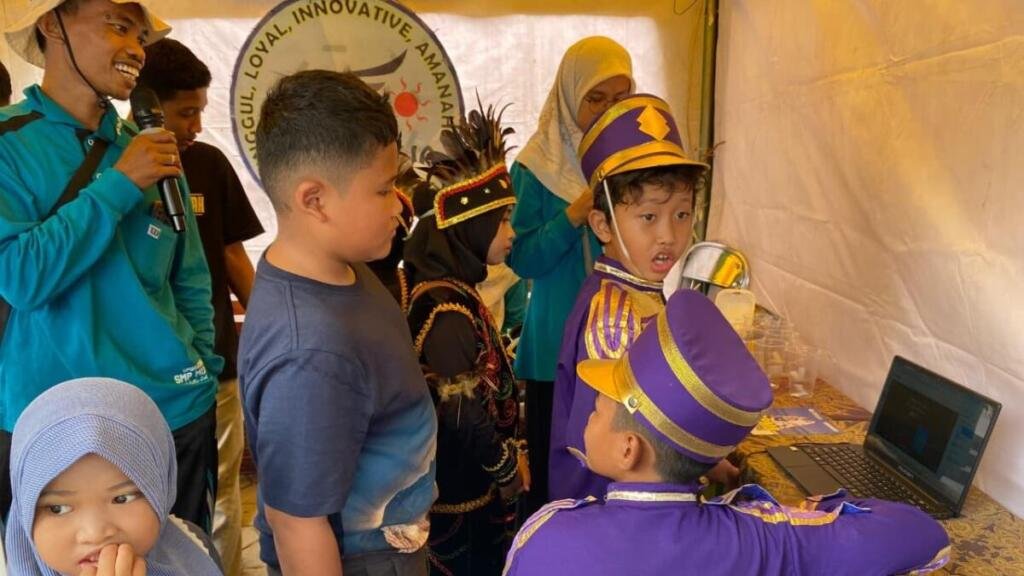 Booth Inovatif SMP Muhammadiyah 5 Bungah Jadi Daya Tarik di Garasi Cup 2026