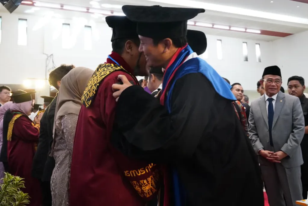 Pelukan di Panggung Guru Besar: Jejak Panjang Dua Sahabat Lamongan