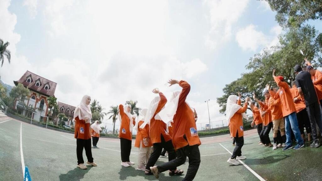 Dari Yel-Yel hingga Menjaga Lilin: Kisah Kekompakan Outbound SD Muhammadiyah Manyar