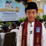 Deris Ramadhan Raih Predikat Mumtaz di Wisuda Tahfidz Surabaya