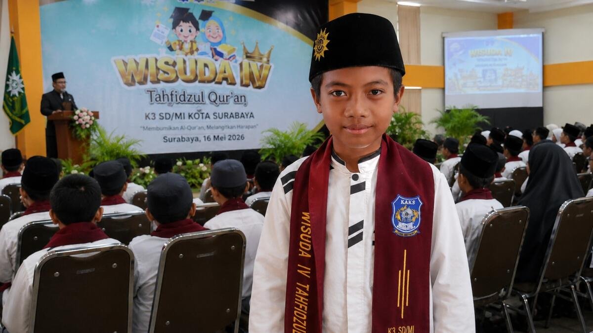 Deris Ramadhan Raih Predikat Mumtaz di Wisuda Tahfidz Surabaya