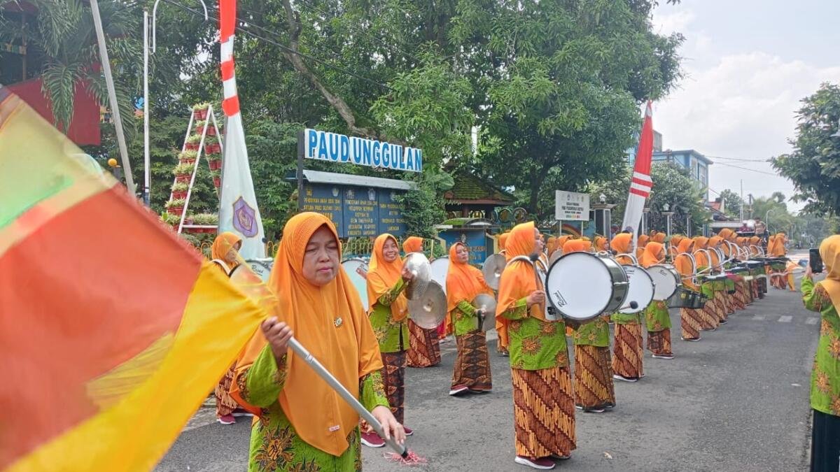 Drumband Emak-emak PRA Sendangagung Meriahkan Milad ke-109 Aisyiyah di Takerharjo