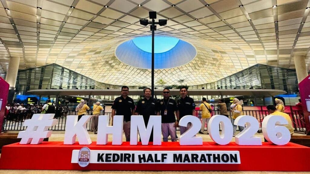 Emergency Medical Team RSMAD Siaga Penuh di Kediri Half Marathon 2026