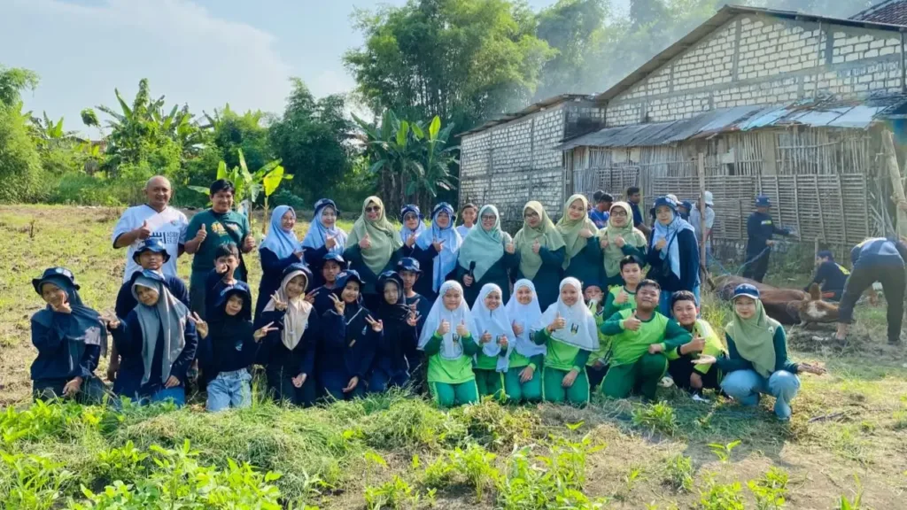 SD Muda Karisma Tebar Kurban di Dusun Tamping