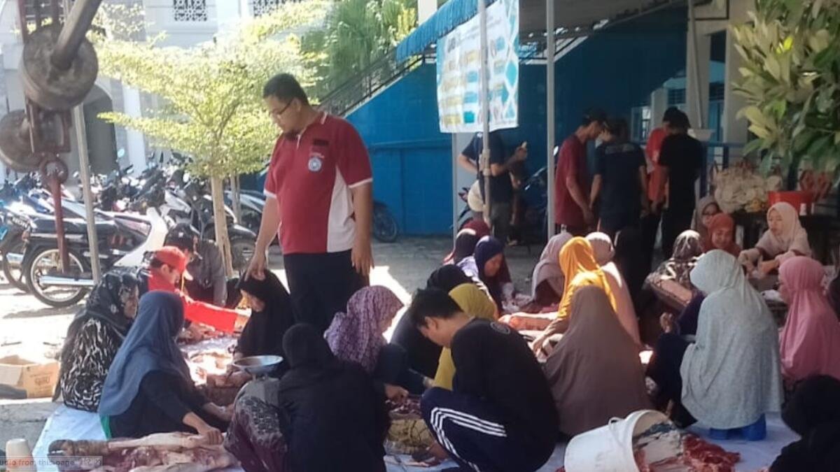 Guru MadtsaMutu Ikut Berkurban, Pondok Modern Paciran Potong 8 Sapi dan 15 Kambing