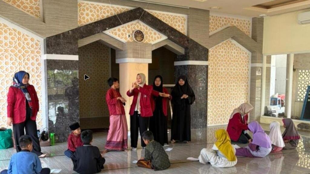 PJBL AIK UMSURA Hadirkan Edukasi Hidup Bersih untuk Anak-anak Panti Asuhan
